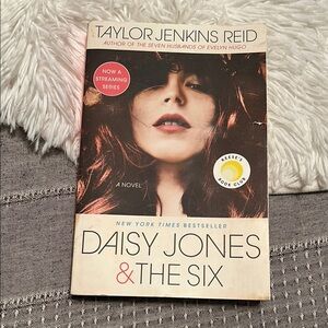 🩶5/$30 Daisy Jones & The Six by Taylor Jenkins Reid Paperback Novel
